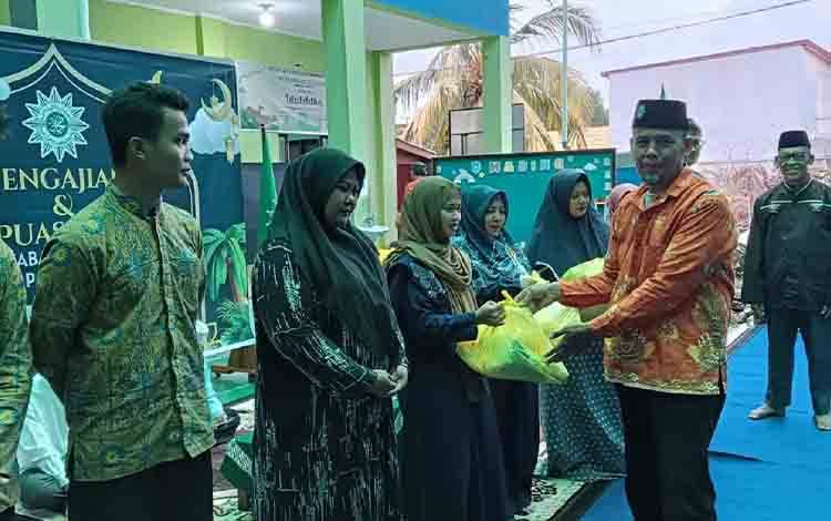 Pengajian dan buka puasa bersama di halaman Sekretariat PCM Pahandut.(FOTO: Istimewa)