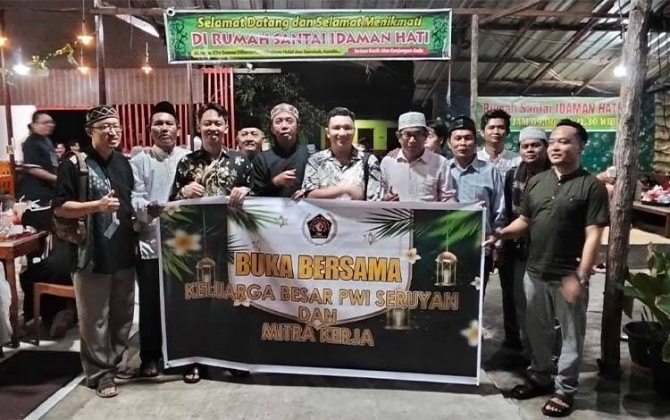 Pengurus dan anggota PWI Seruyan foto bersama pihak PBS PT Mega Ika Khansa dan PT Gawi Bahandep Sawit Mekar saat kegiatan buka puasa bersama. (Foto : Ist)