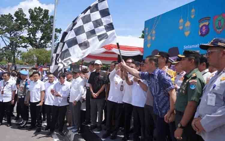 Wagub Kalteng, Edy Pratowo (tengah) melepas keberangkatan peserta angkutan mudik gratis. (FOTO: RIN)