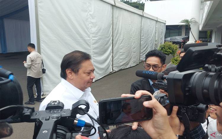 Menteri Perekonomian Airlangga Hartarto saat menyampaikan keterangan kepada wartawan di kompleks Istana Kepresidenan, Jakarta, Rabu (16/3/2025). (ANTARA/Andi Firdaus)