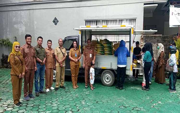 Dinas Ketahanan Pangan dan Perikanan Barito Utara bekerjasama dengan Perum Bulog Muara Teweh melaksanakan pasar murah di halaman kantor Dinas KPP.(foto: Dhani)