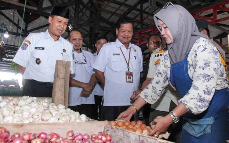 Wakil Bupati Seruyan, Supian dan forkopimda serta TPID melakukan pengecekan stok bahan pokok di Pasar Kuala Pembuang ( Foto : Prokom Seruyan)