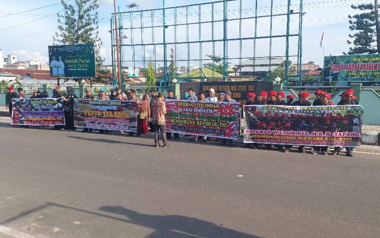 Sejumlah organisasi masyarakat (Ormas) di Kabupaten Kotawaringin Timur (Kotim) menggelar aksi berbagi takjil dukung UU TNI, Rabu, 26 Maret 2025. (FOTO: IST)