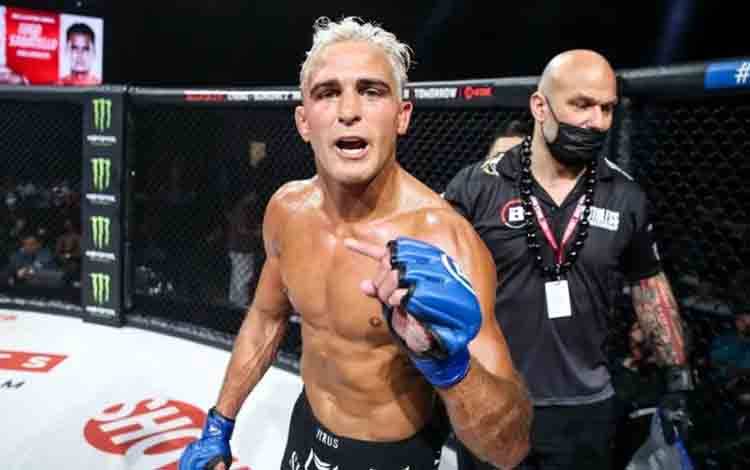 Petarung Danny Sabatello menyambut gembira segera melakoni laga pertama ajang kelas berat yang digelar promotor olahraga seni bela diri campuran di Jepang, RIZIN, di Tokyo Dome, pada 4 Mei 2025. (Laman MMA Fighting/Lucas Noonan, Bellator)