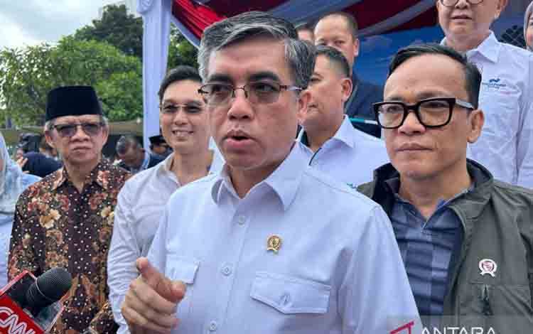 Menteri Ketenagakerjaan (Menaker) Yassierli usai melepas program mudik gratis di kantor Kementerian Ketenagakerjaan, Jakarta, Kamis (27/3/2025). (ANTARA/Maria Cicilia Galuh)