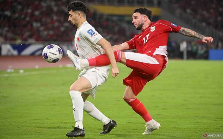 Pesepak bola Timnas Indonesia Calvin Verdonk (kanan) berebut bola dengan pesepak bola Timnas Bahrain Husain Abdulkarim Abdulaziz (kiri) pada laga Grup C putaran ketiga Kualifikasi Piala Dunia 2026 Zona Asia di Stadion Utama Gelora Bung Karno, Senayan, Jakarta, Selasa (25/3/2025). ANTARA FOTO/Hafidz Mubarak A/app/Spt