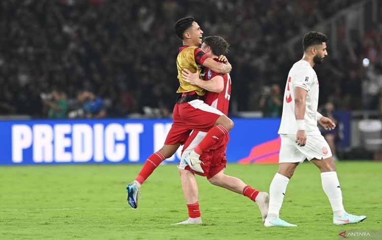 Pesepak bola Timnas Indonesia Marselino Ferdinan (kiri) dan Ole Romeny (tengah) berselebrasi seusai timnya mengalahkan Timnas Bahrain dalam pertandingan Grup C putaran ketiga Kualifikasi Piala Dunia 2026 zona Asia di Stadion Utama Gelora Bung Karno, Senayan, Jakarta, Selasa (25/3/2025). ANTARA FOTO/Muhammad Adimaja/sgd/Spt