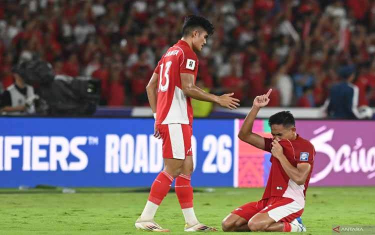 Pesepak bola Timnas Indonesia Rizky Ridho (kanan) dan Ramadhan Sananta melakukan selebrasi seusai timnya mengalahkan Timnas Bahrain dalam pertandingan Grup C putaran ketiga Kualifikasi Piala Dunia 2026 zona Asia di Stadion Utama Gelora Bung Karno, Senayan, Jakarta, Selasa (25/3/2025). ANTARA FOTO/Muhammad Adimaja/sgd/Spt