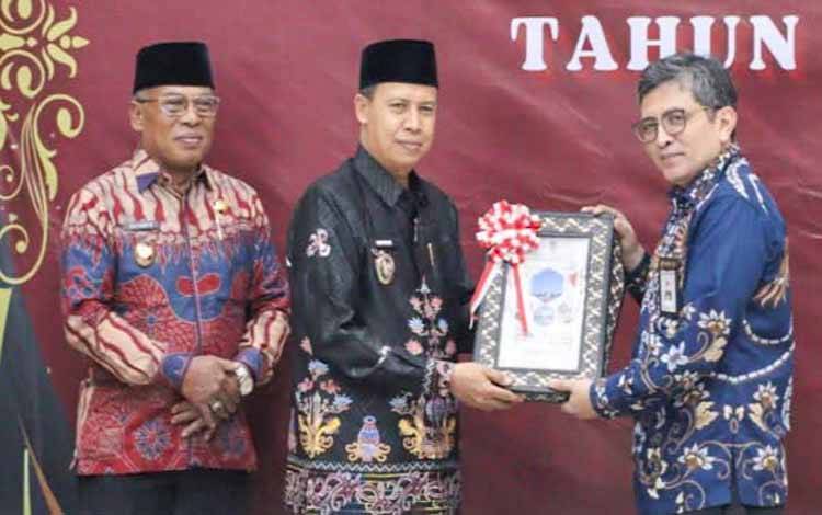 Wakil Bupati Seruyan, Supian menyerahkan LKPD 2024 Unaudited kepada BPK RI Perwakilan Kalteng ( Foto: Prokom Seruyan)