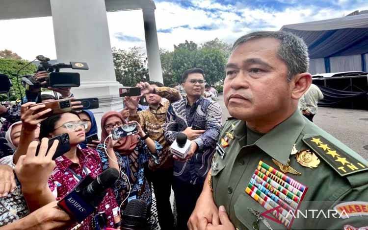 Kepala Staf TNI Angkatan Darat (KSAD) Jenderal TNI Maruli Simanjuntak menjawab pertanyaan wartawan saat dia ditemui di Istana Kepresidenan RI, Jakarta, Kamis (27/3/2025). ANTARA/Fathur Rochman