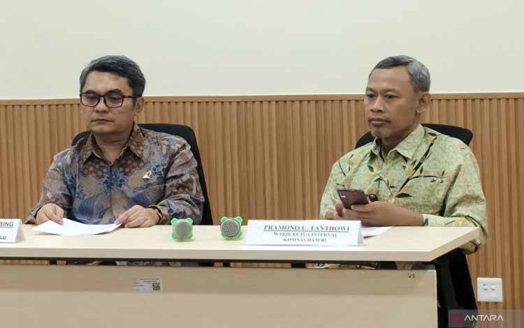 Koordinator Subkomisi Penegakan HAM Komnas HAM Uli Parulian Sihombing (kiri) dan Wakil Ketua Bidang Internal Komnas HAM Pramono Ubaid Tanthowi (kanan) dalam konferensi pers di Gedung Komnas HAM, Jakarta, Kamis (27/3/2025). ANTARA/Nadia Putri Rahmani