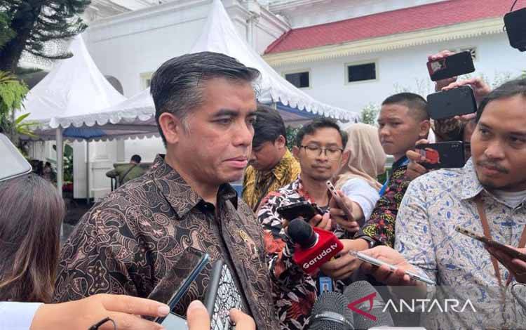 Menteri Ketenagakerjaan Yassierli dalam wawancara cegat dengan wartawan di Kompleks Istana Kepresidenan, Jakarta, Kamis (27/3/2025). (ANTARA/Fathur Rochman)
