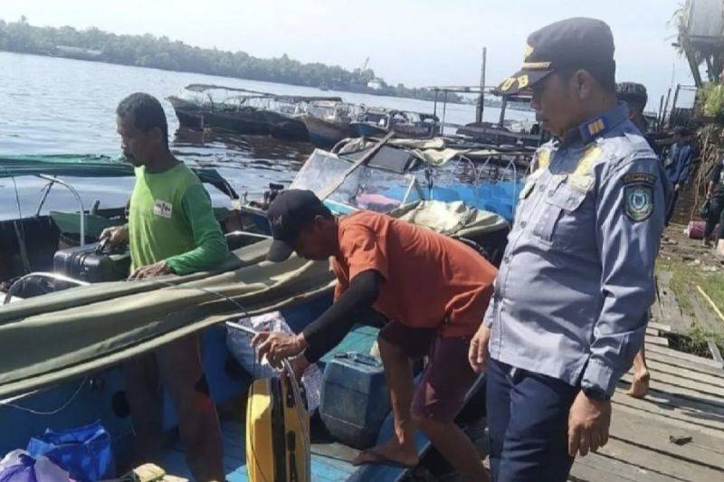 Dinas Perhubungan Kotawaringin Timur melalui UPTD Dermaga melakukan pemeriksaan dan memberikan imbauan terhadap penyelenggaraan angkutan sungai saat arus mudik Lebaran Idul Fitri 1446 Hijriah, (28/3/2025). (ANTARA/HO-Dishub Kotim)