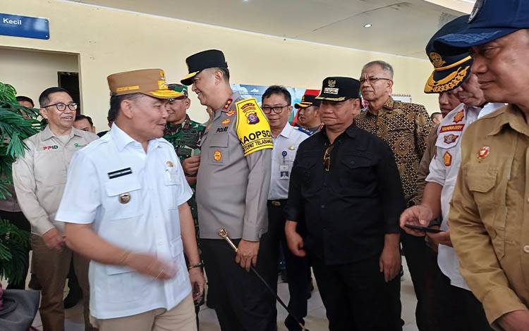 Bupati Kotawaringin Timur Halikinnor mendampingi Gubernur Kalimantan Tengah Agustiar Sabran memantau arus mudik di Bandara H Asan Sampit, Sabtu, 29 Maret 2025. (FOTO: DEWIP)
