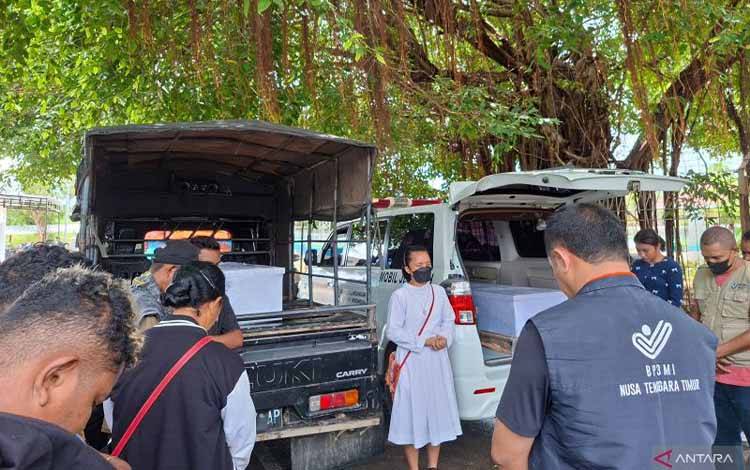 Petugas BP3MI NTT dan para keluarga sedang mendoakan kedua jenazah PMI asal NTT yang baru tiba di Kupang, Sabtu (29/3/2025). (ANTARA/Yoseph Boli Bataona)
