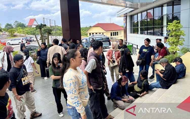 Forum Jurnalis Kalsel menggelar aksi dukungan agar kasus hukum yang menewaskan Jurnalis (Juwita) berjalan transparan yang diduga kuat dilakukan oknum TNI AL, di sela-sela gelar perkara tertutup oleh penyidik di Mako Polda Kalsel, Banjarbaru, Kalimantan Selatan, Sabtu (29/3/2025). (ANTARA/Tumpal Andani Aritonang)