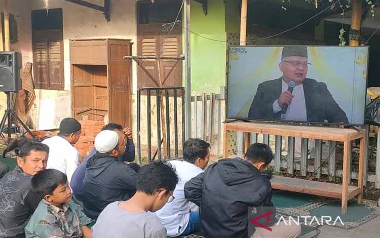 Sejumlah jamaah Majelis Tarbiyah melaksanakan Shalat Idul Fitri 1446 Hijriah di Wanaraja, Kabupaten Garut, Jawa Barat, Minggu (30/3/2025). ANTARA/Feri Purnama