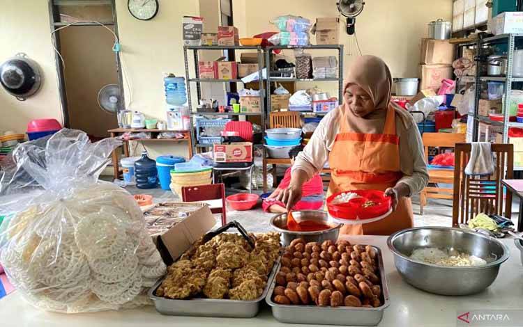 Pramubakti juru masak berusia 59 tahun yang telah mengabdi selama 39 tahun, Purwanti tetap memasak untuk memberikan bantuan permakanan pada para penerima manfaat selama Ramadhan dan Idul Fitri 1446 H. ANTARA/HO-Kemensos