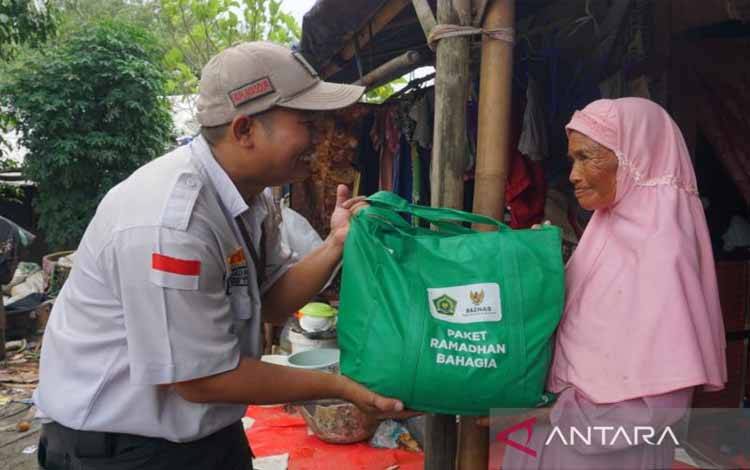 Relawan Badan Amil Zakat Nasional (Baznas) RI mendistribusikan paket Ramadhan kepada mustahik. ANTARA/HO-Baznas RI