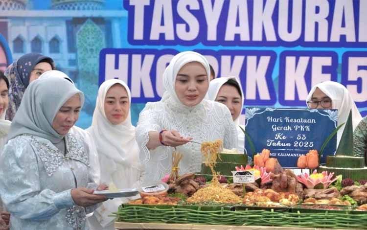 Ketua TP PKK Kalteng, Aisyah Thisia Agustiar Sabran pada acara syukuran Peringatan Hari Kesatuan Gerak PKK ke-53. (FOTO:ARIF)