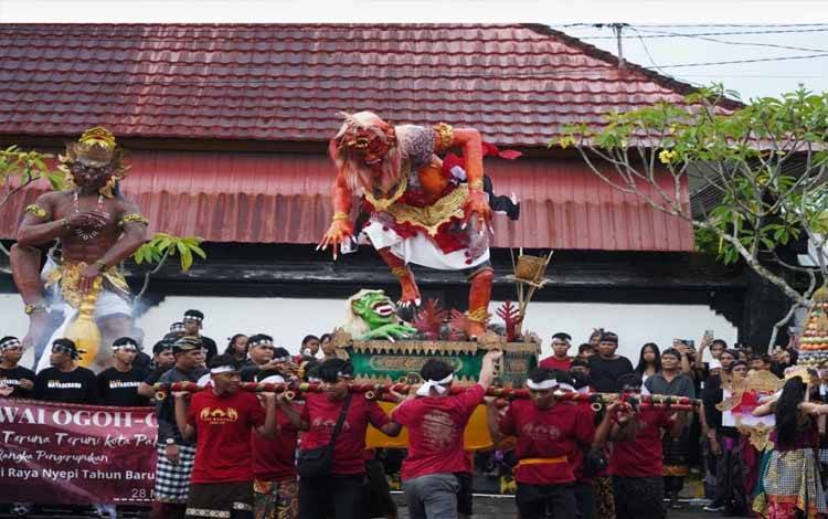 Pertunjukan salah satu peserta pawai Ogoh-Ogoh. (FOTO:RIN)