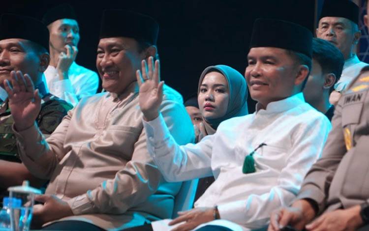 Gubernur Kalteng saat menyaksikan Gema Pawai Takbir Menyambut Hari Raya Idulfitri 1 Syawal 1446 Hijriah. (FOTO: RIZAL)