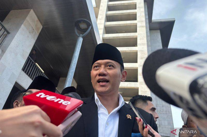 Menteri Koordinator Bidang Infrastruktur dan Pembangunan Kewilayahan Agus Harimurti Yudhoyono melakukan tanya jawab dengan media usai melaksanakan Salat Idul Fitri 1 Syawal 1446 Hijriah di Masjid Istiqlal, Jakarta pada Senin. (ANTARA/Hana Kinarina)