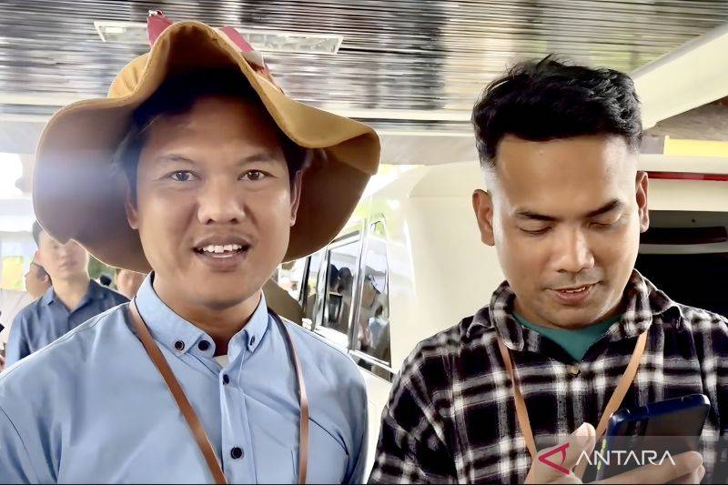Joni Manurung (kiri), warga Medan yang berjalan kaki dari rumahnya di Kota Medan menuju Jakarta, menjawab pertanyaan saat ditemui pada sela-sela gelar griya di Istana Kepresidenan, Jakarta, Senin (31/3/2025). ANTARA/HO-Tim Media Presiden Prabowo Subianto.