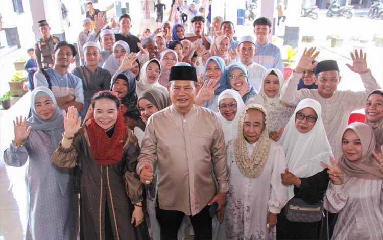 Antusias masyarakat foto bersama Bupati Seruyan Ahmad Selanorwanda bersama istri saat Open House Idul Fitri di Rumah Jabatan Bupati Seruyan ( Foto : Prokom Seruyan)