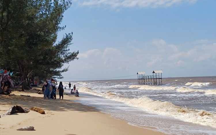 Dokumentasi suasana wisata Pantai Ujung Pandaran
