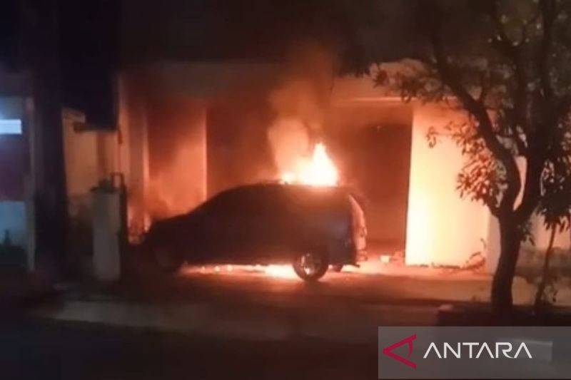 Polres Cianjur, Jawa Barat, mendalami kasus terbakarnya mobil di area parkir ruko di Jalan Siliwangi, Cianjur yang diduga dibakar orang tidak dikenal.(ANTARA/Ahmad Fikri). (Ahmad Fikri)