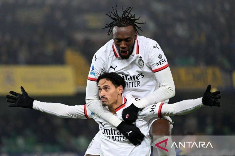 Foto arsip - Pesepak bola AC Milan Tijjani Reijnders (bawah) dan rekannya Tammy Abraham melakukan selebrasi usai mencetak gol ke gawang Hellas Verona dalam pertandingan Serie A di Stadion Marc'Antonio Bentegodi, Verona, Italia, Sabtu (21/12/2024) dini hari WIB. AC Milan mengalahkan Hellas Verona dengan skor 1-0. (ANTARA FOTO/Xinhua/Alberto Lingria/tom.)
