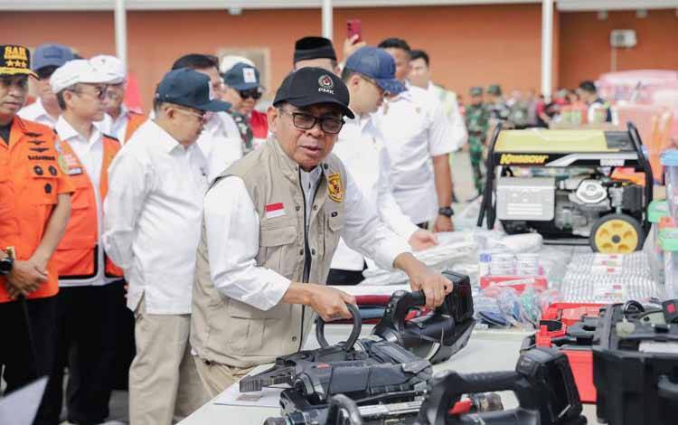 Menteri Koordinator Bidang Pembangunan Manusia dan Kebudayaan (Menko PMK) Pratikno saat meninjau bantuan logistik yang akan dikirim ke Myanmar di Lanud Halim Perdanakusuma, Jakarta, Kamis (3/4/2025). ANTARA/HO-Kemenko PMK