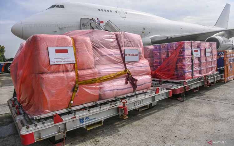 Kru pesawat bersiap untuk mengikuti Apel Pelepasan Bantuan ke Myanmar di Lanud Halim Perdanakusuma, Jakarta, Kamis (3/4/2025). ANTARA FOTO/Galih Pradipta/nym. (ANTARA FOTO/GALIH PRADIPTA)