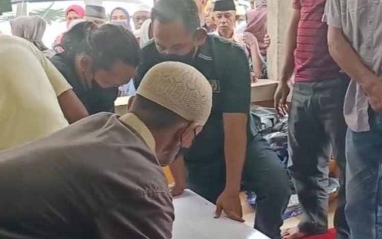 Jenazah Alm Situr Wijaya, Jurnalis yang meninggal dunia di Jakarta, tiba di Kabupaten Sigi, Minggu 06/04. (ANTARA/HO-istimewa)