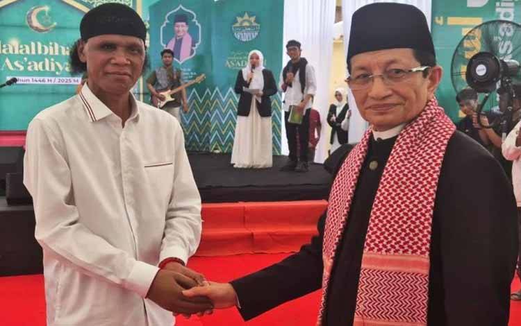 Hercules bernama lengkap Rosario de Marshall (kiri) menyalami Menteri Agama Nasaruddin Umar (kanan) saat menghadiri kegiatan Halal bihalal usai Hari Raya Idul Fitri 1446 Hijiriah di Pondok Pesantren (Pontren) As'adiyah Sengkang, Kabupaten Wajo, Sulawesi Selatan, Ahad (4/4/2025). ANTARA/HO-Dokumentasi Panitia