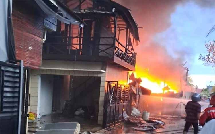 Kebakaran di Jalan Hasan Mansyur, Sabtu, 5 April 2025. (FOTO: Humas Damkar Kotim)