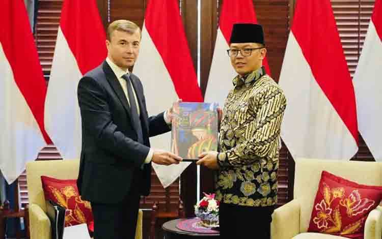 Menteri Luar Negeri RI Sugiono (kanan) menerima kunjungan kehormatan Duta Besar Rusia untuk Indonesia Sergei G Tolchenov (kiri) di Jakarta, Kamis (27/3/2025). (ANTARA/HO-Kemlu RI)