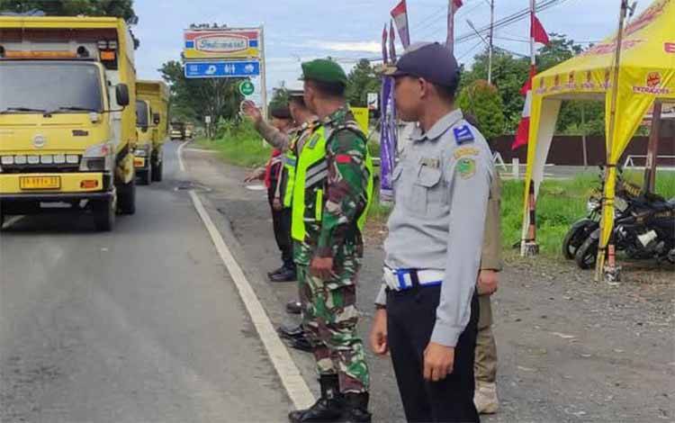 Personel Kodim 1011 Kuala Kapuas turut melakukan pengamanan dukung kelancaran arus mudik lebaran 1446 H. (FOTO: IST)