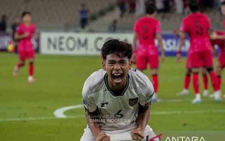 Arsip foto - Pemain timnas U-17 Indonesia Evandra Florasta berselebrasi merayakan golnya melawan Korea Selatan U-17 pada laga perdana Grup C Piala Asia U-17 2025 di Stadion Prince Abdullah Al Faisal, Jeddah, Arab Saudi, Jumat (4/4/2025). Pertandingan ini dimenangkan Indonesia dengan skor 1-0. (ANTARA/HO-PSSI.)