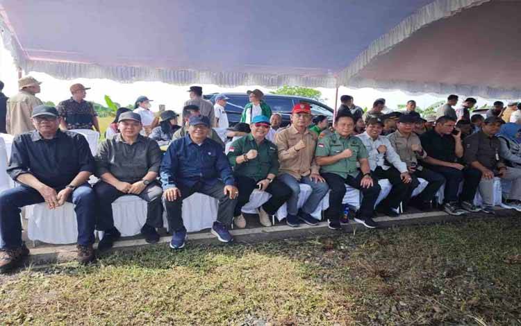 Kepala DLH Kalteng, Joni Harta saat mengkuti rangkaian panen padi serentak di Kalteng. (FOTO:IST)