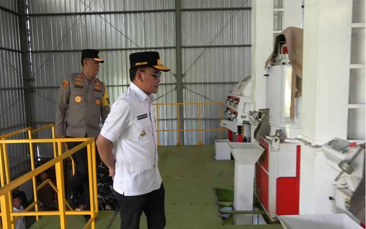 Gubernur Kalteng, Agustiar Sabran meninjau Rice Milling Unit (RMU) dan Rice to Rice (RtR) di Desa Pantik, Kecamatan Pandih Batu, Pulang Pisau. (FOTO:RIDUAN)
