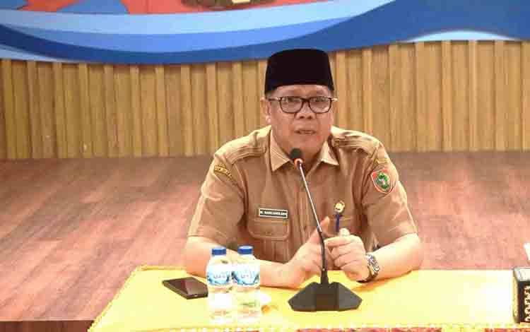 Kepala Dislutkan Kalteng, Darliansjah memberikan arahan saat rangkaian Halalbihalal Keluarga Besar Dislutkan Kalteng di Aula Dislutkan Kalteng, Selasa, 8 April 2025. (FOTO: CK)