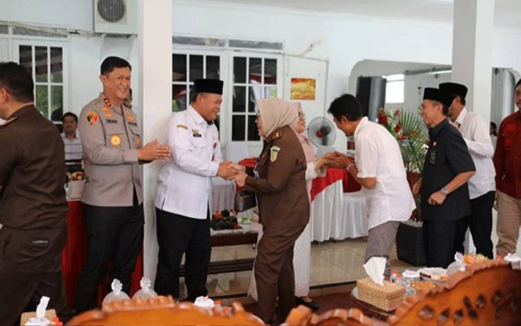 Plh Asisten Pemkesra Setda Provinsi Kalteng Maskur saat menghadiri Halalbihalal dan Silaturahmi Bersama Keluarga Besar Pengadilan Tinggi Palangka Raya. (FOTO:ASEP)
