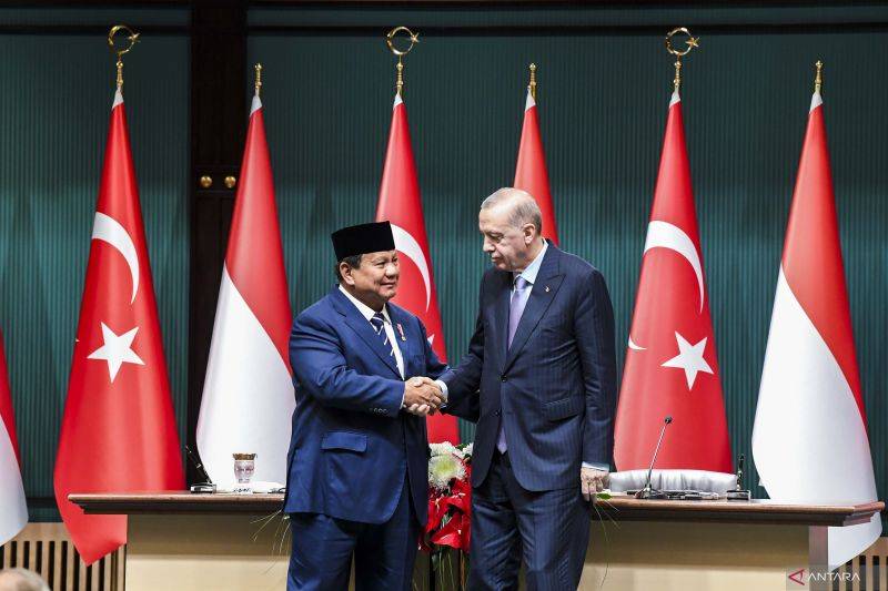 Presiden Prabowo Subianto (kiri) berjabat tangan dengan Presiden Turki Recep Tayyip Erdogan (kanan) usai menyaksikan penandatanganan memorandum dan kerjasama di Istana Kepresidenan Turki, Ankara, Turki, Kamis (10/4/2025). Pemerintah RI dan Pemerintah Republik Turki menyepakati tiga poin kerja sama dengan penandatanganan dokumen kerja sama oleh masing-masing pejabat tinggi sebagai bukti kemitraan solid antara dua negara itu. ANTARA FOTO/Galih Pradipta (ANTARA FOTO/GALIH PRADIPTA)