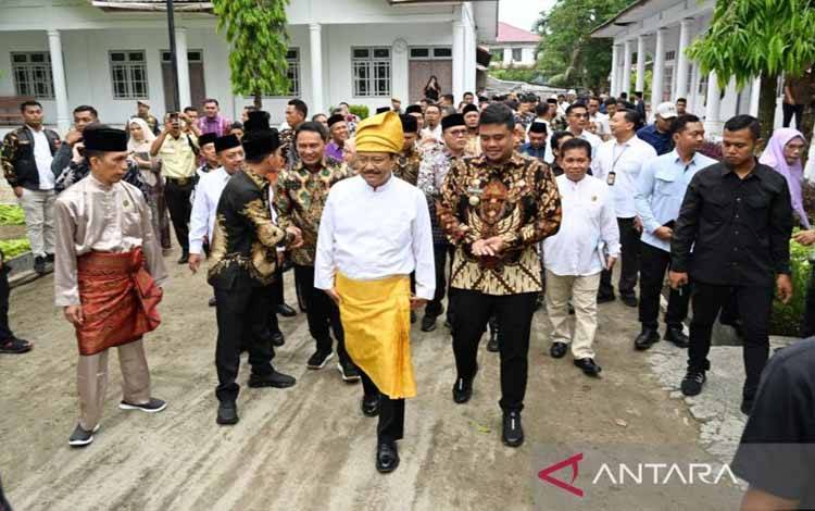 Menteri Sosial RI Saifullah Yusuf (tengah) didampingi Gubernur Sumut Bobby Nasution (kanan) berjalan kaki menijau Kampus V Universitas Islam Negeri Sumut di Jalan Leuser, Kota Tebing Tinggi, Sumut, Jumat (11/4/2025). ANTARA/HO-Diskominfo Sumut