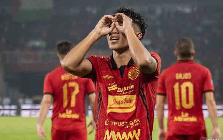 Pesepak bola Persija Jakarta Muhammad Rayhan Hannan (tengah) melakukan seleberasi usai mencetak gol ke gawang Persebaya Surabaya pada pertandingan BRI Liga 1 di Stadion Utama Gelora Bung Karno, Senayan, Jakarta, Sabtu (12/4/2025). Persija Jakarta bermain imbang melawan Persebaya Jakarta dengan skor 1-1. (ANTARA FOTO/BAYU PRATAMA S)
