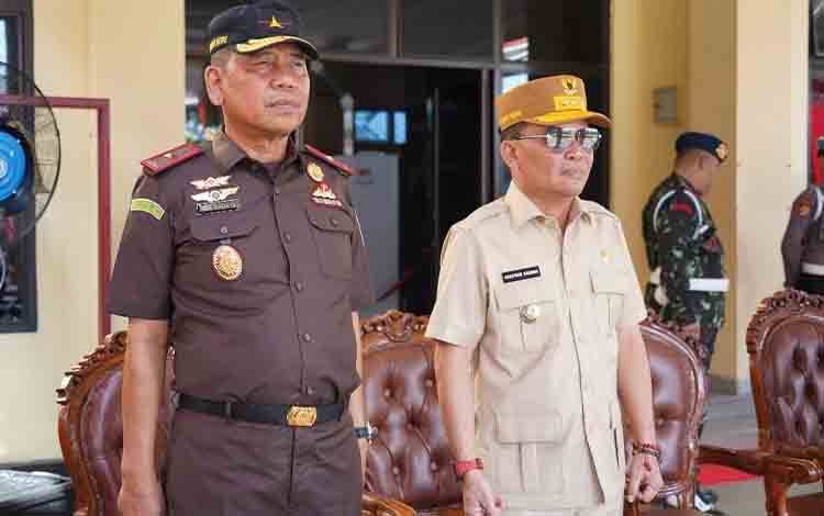 Gubernur Kalteng, Agustiar Sabran (kanan) hadiri upacara sertijab Komandan Satuan Brimob Polda Kalteng. (FOTO: IST)