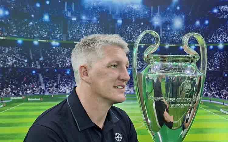 Legenda Bayern Muenchen dan tim nasional Jerman Bastian Schweinsteiger saat melakukan kampanye trofi Liga Champions di Jakarta, Minggu (13/4/2025). (ANTARA/Fajar Satriyo)