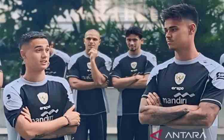 Arsip foto - Mees Hilgers (kiri depan) dan Eliano Reijnders (kanan depan) diprediksi akan turun sejak menit awal pada laga ketiga putaran ketiga kualifikasi Piala Dunia 2026 zona Asia Grup C di Stadion Nasional Bahrain, Riffa, Kamis (10/102024). ANTARA/HO-PSSI/pri. (ANTARA/HO-PSSI) (ANTARA/HO-PSSI) (ANTARA/HO-PSSI) (ANTARA/HO-PSSI)